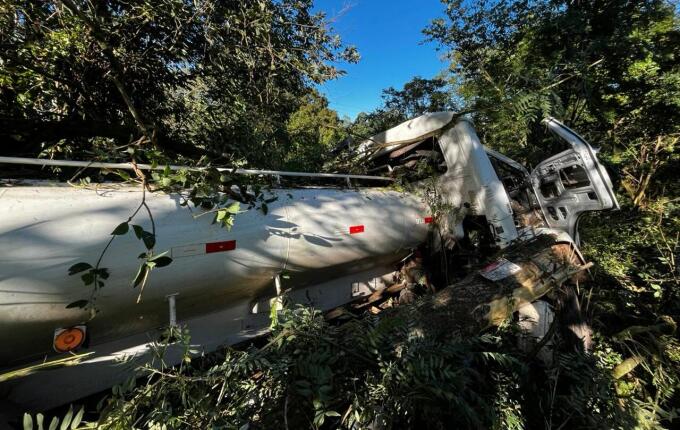 Saída de pista com caminhão deixa motorista ferido no interior de São Miguel do Oeste