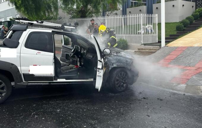 Carro pega fogo no centro de São Miguel do Oeste