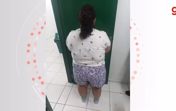 Mulher de 37 anos finge ter 12 e é presa por estelionato um ano após ser adotada por família em SC