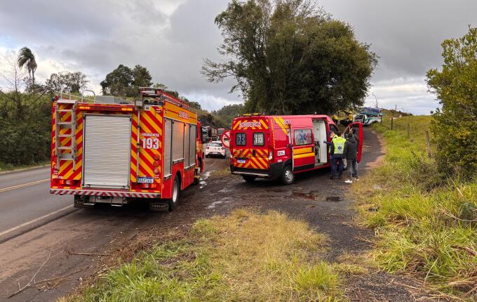Veículo tomba após evitar colisão na BR-282 em Descanso