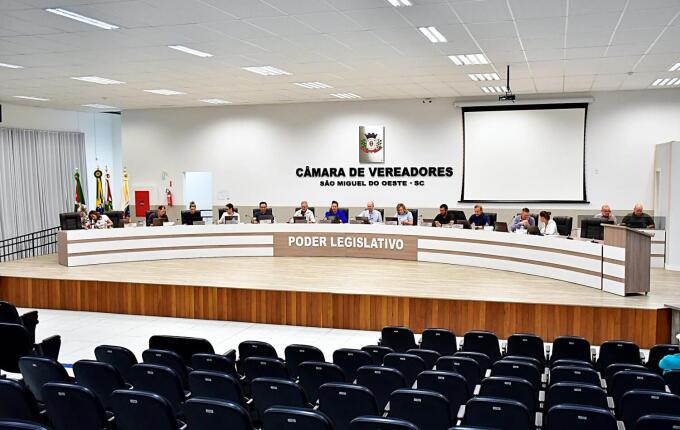 Câmara aprova lei que regulamenta consumo de bebidas alcoólicas em espaços públicos de São Miguel do Oeste