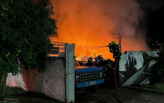 Incêndio atinge empresa de recicláveis no bairro Sagrado Coração, em SMO