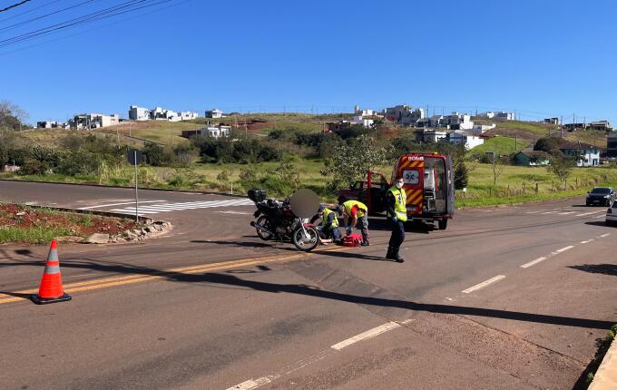 Mulher fica ferida em queda de motocicleta na SC-492, em São Miguel do Oeste