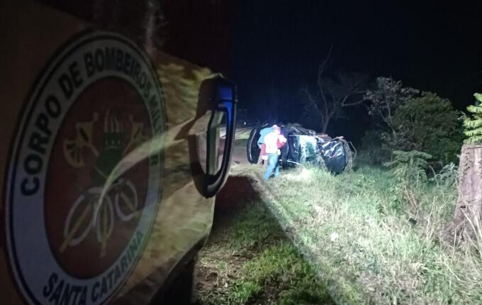 Acidente com saída de pista na SC-163 deixa dois feridos em Itapiranga