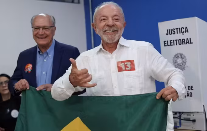 Lula vota em São Bernardo do Campo e diz que nunca viu mobilização igual