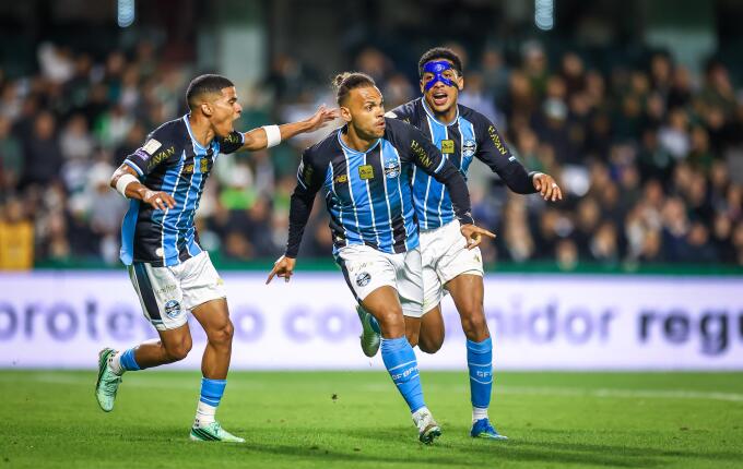 Grêmio vence Coritiba fora de casa e se aproxima de deixar a zona de rebaixamento