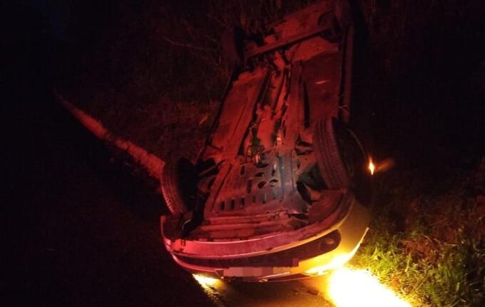 Carro capota na BR-282 e motorista fica ferido em Maravilha