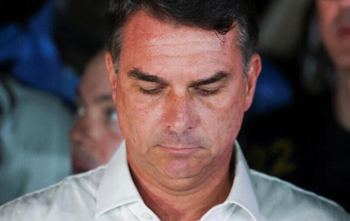 Aliados afirmam que Flávio Bolsonaro deixou o Brasil rumo aos Estados Unidos