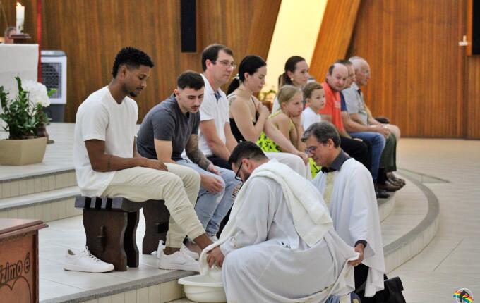 Missa de Lava-Pés abre celebrações do Tríduo Pascal em São Miguel do Oeste