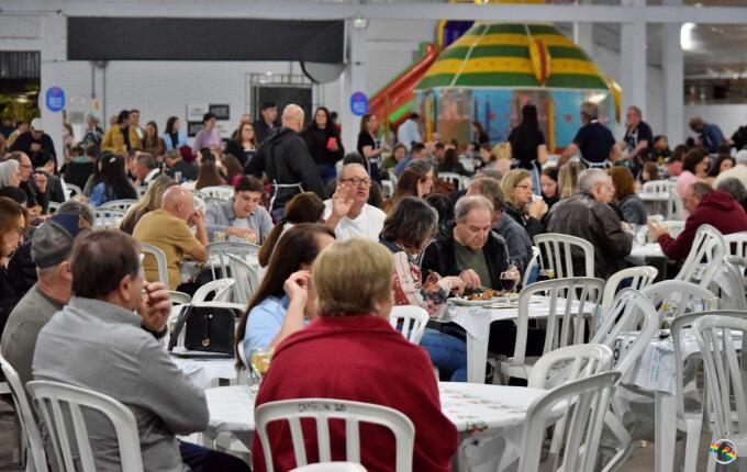 Festival do Frango e do Vinho reúne cerca de 1,4 mil pessoas e reforça ações sociais do Rotary em São Miguel do Oeste