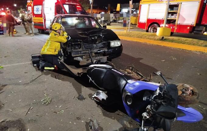 Colisão entre carro e motocicleta deixa dois feridos no centro de Maravilha