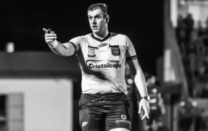 Árbitro de futebol morre aos 32 anos após carro bater em parede e pegar fogo em SC