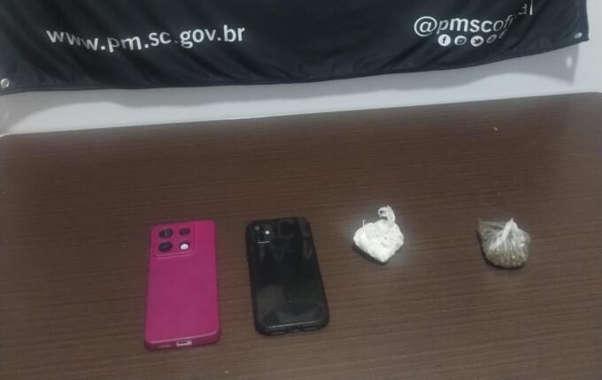 PM prende casal por tráfico de drogas após fuga no Centro de Maravilha