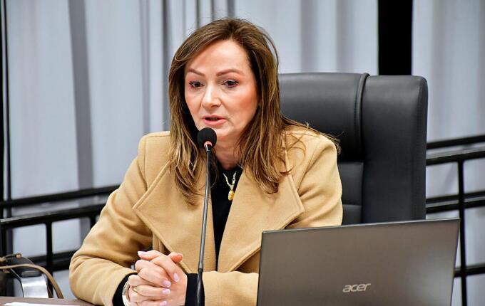 Vereadora cobra informações sobre suposto uso de máquinas públicas em propriedade particular