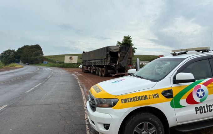 Carretas se chocam lateralmente na SC-163, em Iporã do Oeste
