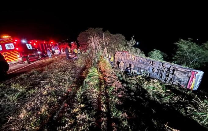 Três vítimas de acidente com ônibus paraguaio continuam internadas em Maravilha