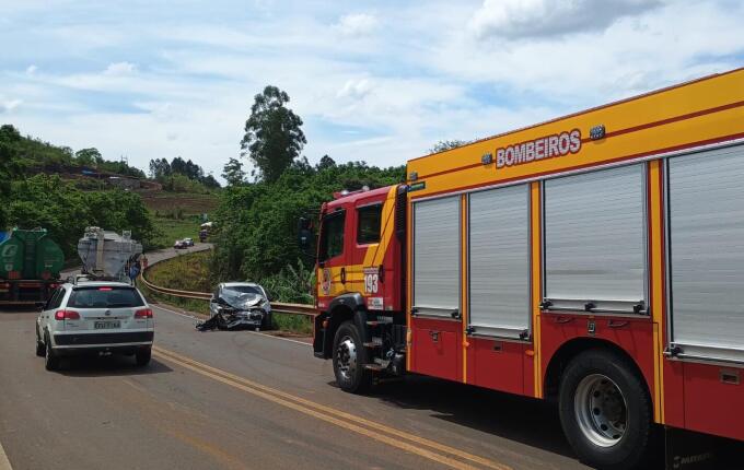 Mulher fica ferida em acidente entre carro e caminhão em Mondaí