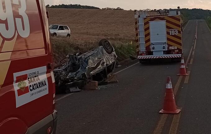 Saída de pista seguida de capotamento deixa dois homens feridos na BR-480, em Galvão