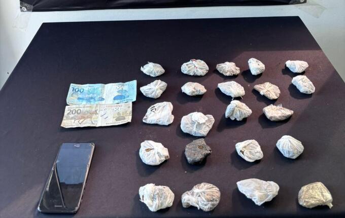 Homem é preso por tráfico de drogas e adolescente é apreendido em SMO