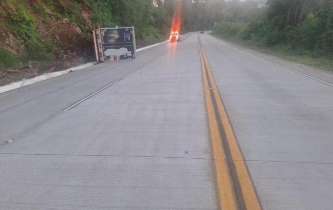 Caminhão sai da pista e tomba na SC-305 em São Lourenço do Oeste