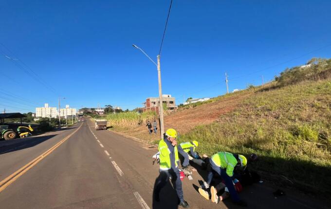 Colisão entre moto e carro deixa jovem com fratura exposta na SC-492 em São Miguel do Oeste