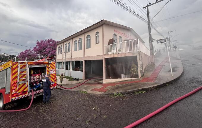 Incêndio atinge salão comunitário no bairro Sagrado Coração de Jesus, em São Miguel do Oeste
