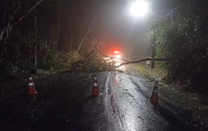 SC tem cidades alagadas, aulas canceladas e transtornos por causa da chuva