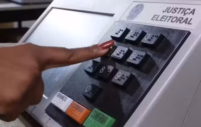Flávio Bolsonaro vence no Paraná com 62,58% dos votos no segundo turno