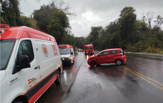Colisão entre dois carros deixa motorista ferido na BR-282 em Iraceminha