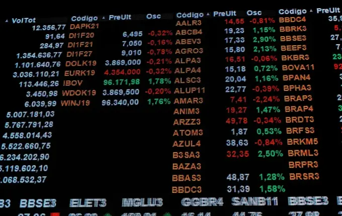 Bolsa brasileira suspende negociações após reeleição de Lula; dólar dispara 12,52%