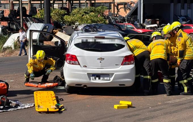 Colisão entre dois carros deixa três feridos na Willy Barth, em São Miguel do Oeste