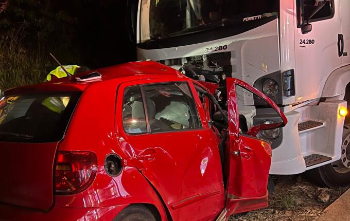 Mulher morre em colisão frontal entre carro e caminhão na BR-163, em Dionísio Cerqueira