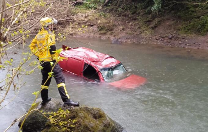 Mulher morre após carro cair em rio na SC-283, em São Carlos