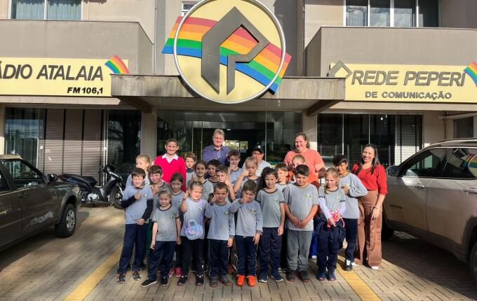 Alunos do Núcleo Escolar Mundo Novo de Santa Terezinha visitam a Rádio Atalaia