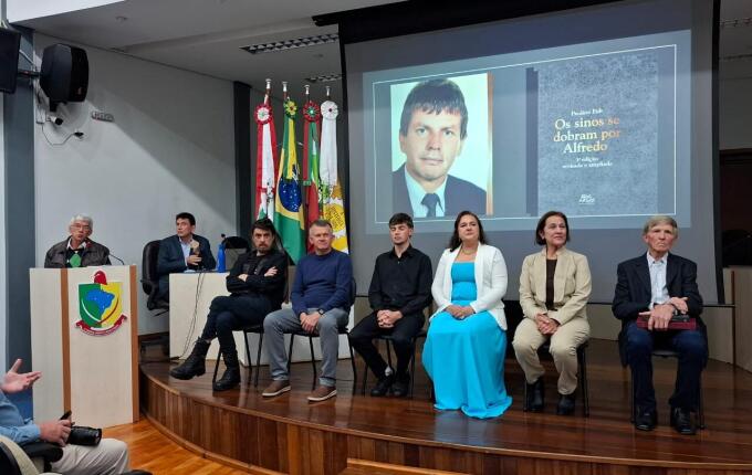 Terceira edição do livro “Os Sinos Se Dobram por Alfredo” é lançada em Itapiranga