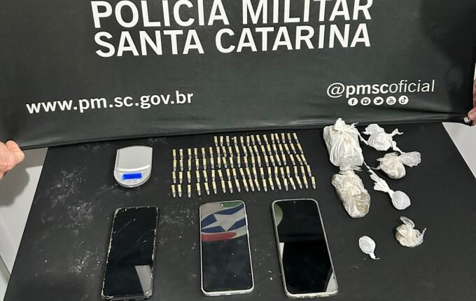 PM apreende drogas, munições e prende dois homens em SMO