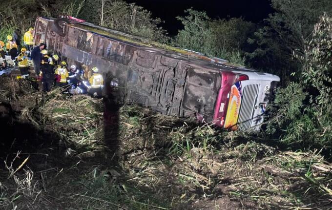 Ônibus de turismo tomba na SC-492 e deixa três mortos e mais de 40 feridos