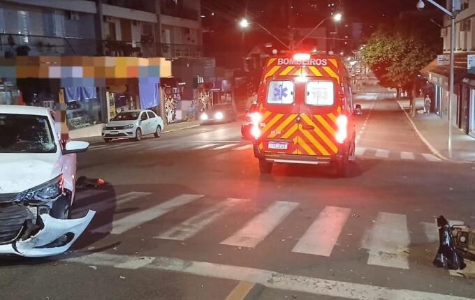 Jovem fica ferido em colisão entre carro e moto em Itapiranga