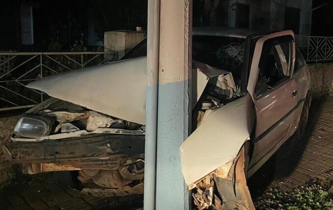 Carro sai da pista e se choca contra poste de energia no Centro de Palmitos