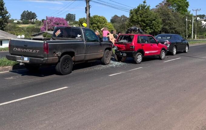 Engavetamento envolve três veículos na BR-163, em São Miguel do Oeste