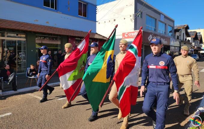 Desfile cívico reúne 38 entidades e celebra patriotismo em Itapiranga