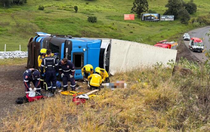 Carreta tomba na BR-282 e deixa motorista gravemente ferido em Descanso