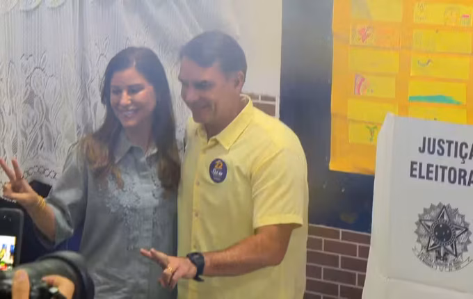 Flávio Bolsonaro vota no Rio de Janeiro e diz é hora de mudança de verdade
