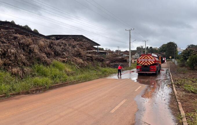 Incêndio atinge pilha de eucaliptos em madeireira de São Miguel do Oeste