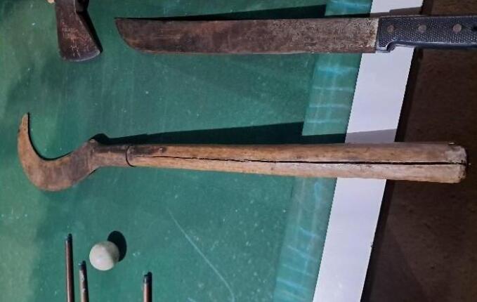 Polícia Militar apreende armas brancas durante operação em bares de Campo Erê