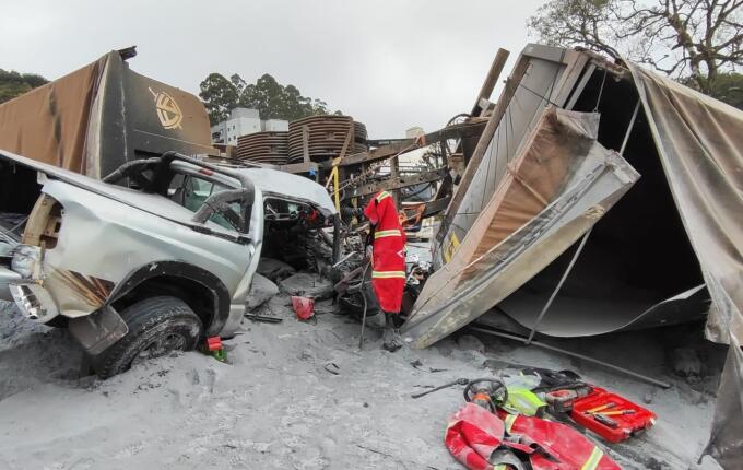 Carreta tomba na BR-282 e deixa três feridos em grave acidente em Cordilheira Alta