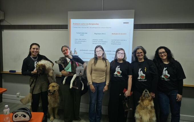 Curso de psicologia da UCEFF promove atividade sobre vínculo terapêutico com participação de cães