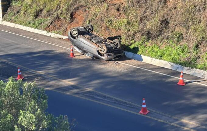 Três pessoas ficam feridas após saída de pista e capotamento na BR-163, entre SMO e Guaraciaba