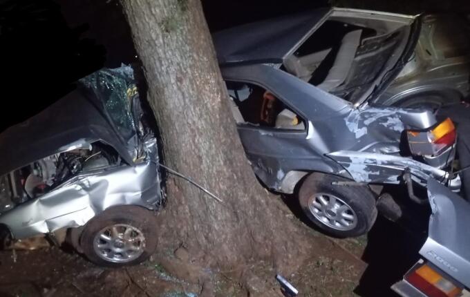 Carro sai da pista e atinge árvore na SC-160; dois jovens ficam gravemente feridos