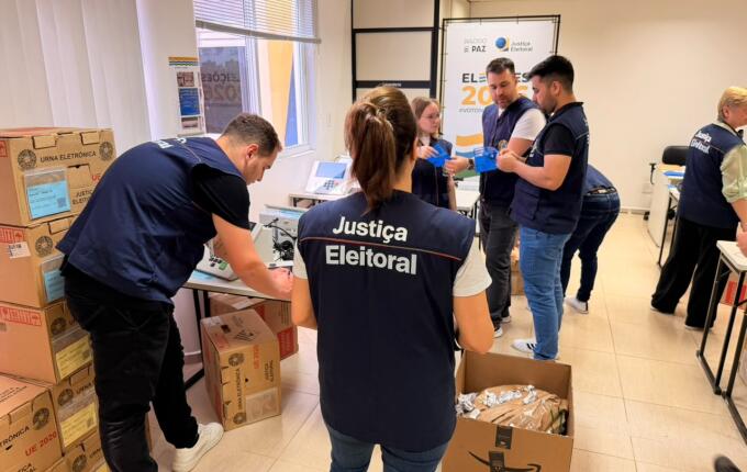 Justiça Eleitoral realiza conferência das urnas eletrônicas em São Miguel do Oeste